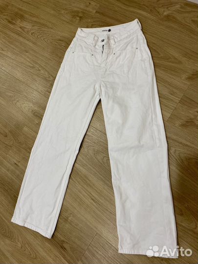 Новые белые джинсы