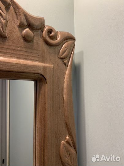 Зеркало настенное в резной деревянной раме