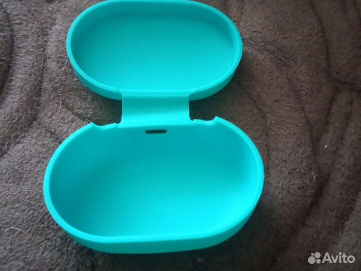 Голубой чехол на беспроводные наушники