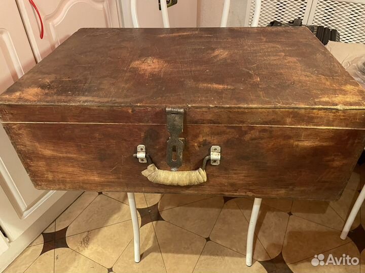 Чемодан деревянный, прялка старинные