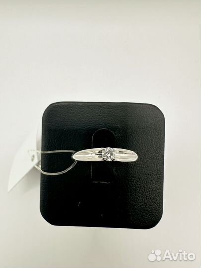 Золотое кольцо с бриллиантом