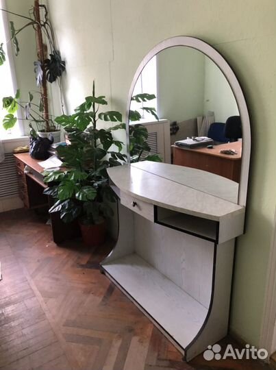 Туалетный стол с зеркалом