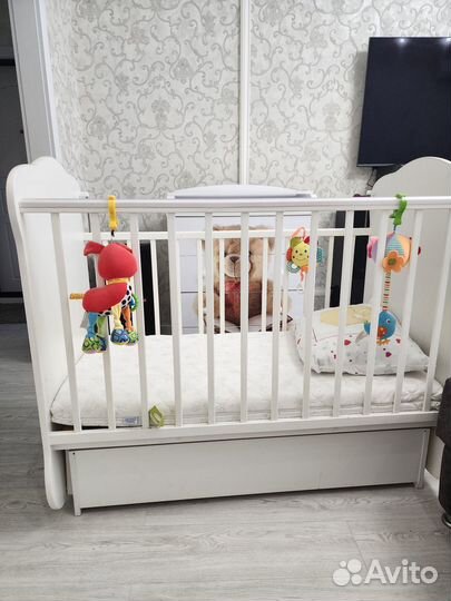 Детская кроватка с продольным маятником
