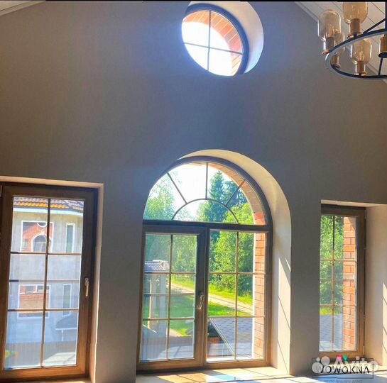 Арочное коричневое пластиковое окно
