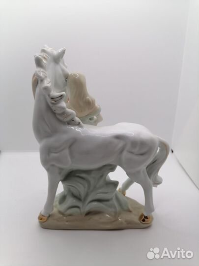 Фарфоровая статуэтка девушка и конь