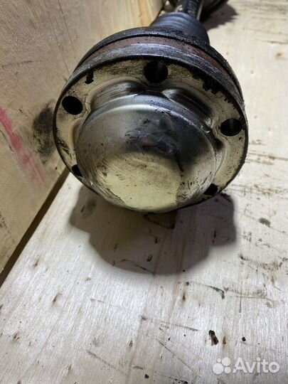 Приводной вал левый Passat B6 2,0 дизель МКПП P56