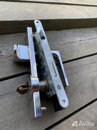 Замок дверной