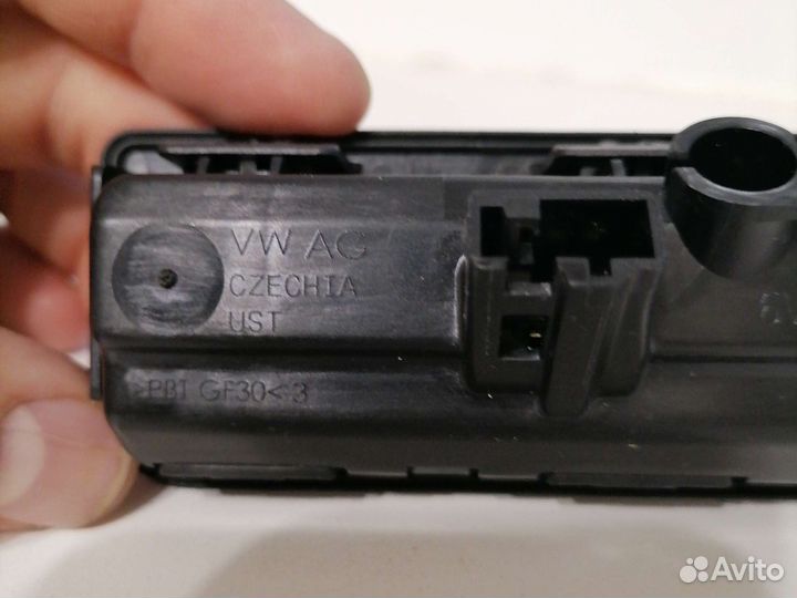 Ручка-кнопка багажника. Skoda Rapid