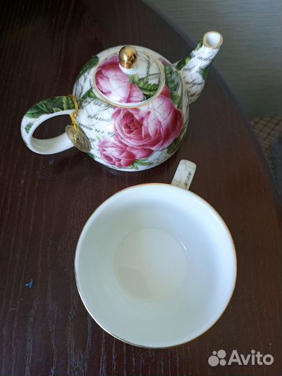 Заварочный чайник и чашка