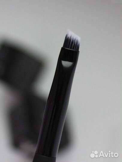 Кисть для подводки глаз Avon