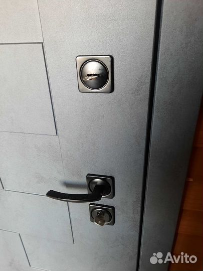 Входная дверь с зеркалом цвет бетон