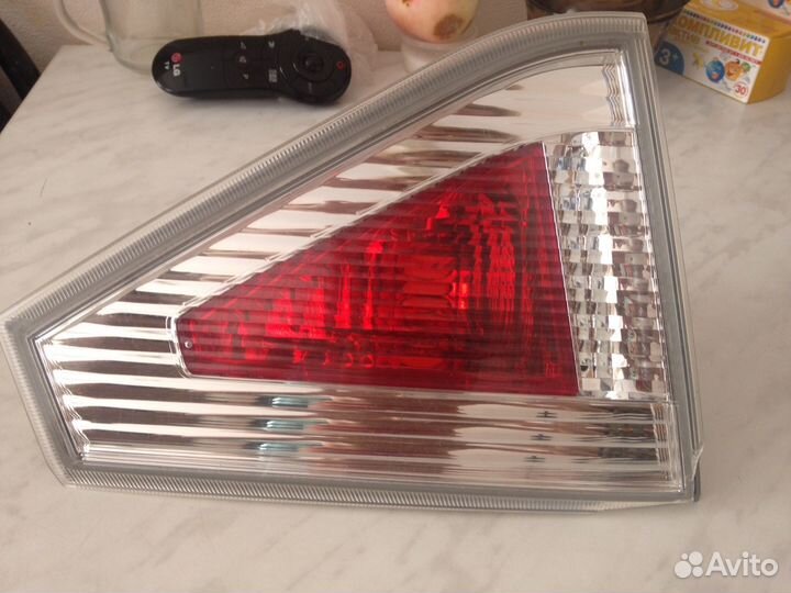 Фара на Субару.В низу есть немного скол,на фото ви