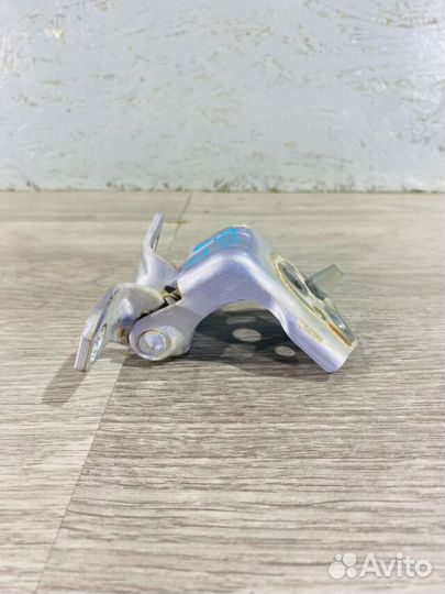 Петля двери зад прав низ mazda 6 GH 2.0 MT лифтбек