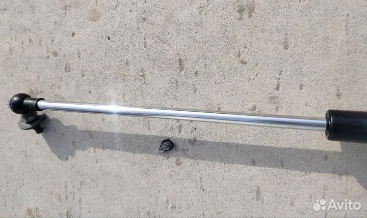 Амортизатор багажника правый Land Cruiser 100