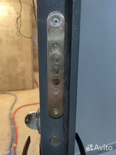 Дверь входная металлическая правая