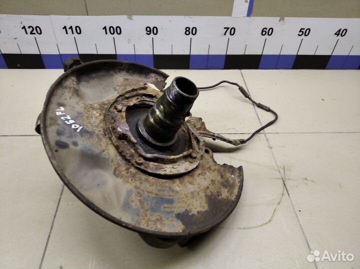 Кулак поворотный передний левый Land Cruiser (100)