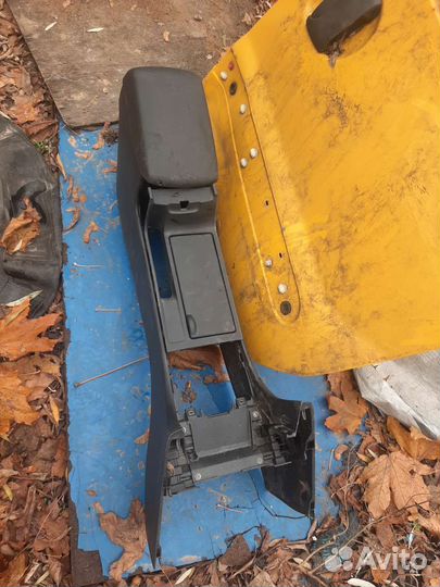 Подлокотник мазда 3бк