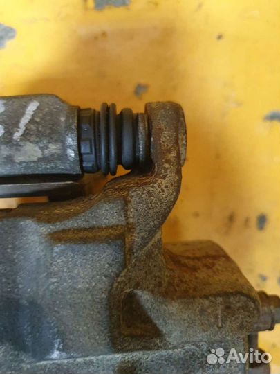 Суппорт тормозной передний левый Nissan Teana