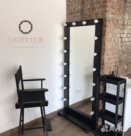 Напольное зеркало