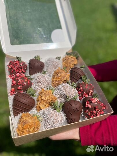 Клубничный набор и букет, сладкий набор доставка