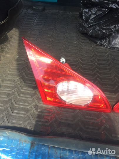 На nissan Murano фонари задние внутренние на крышк