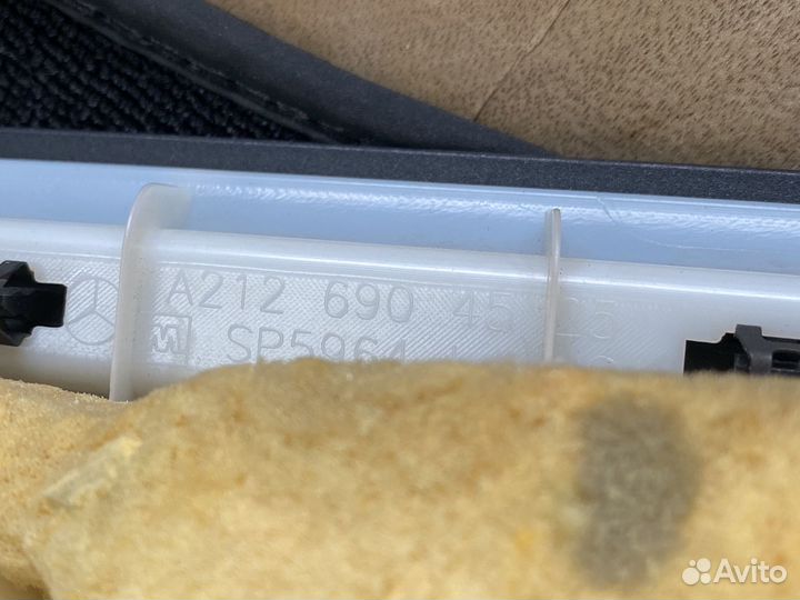 Обшивка задней левой стойки Mercedes Benz w212