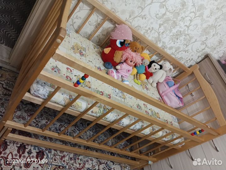 Детская кроватка с маятником