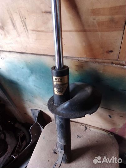 Стойка передняя левая на ford focus 1
