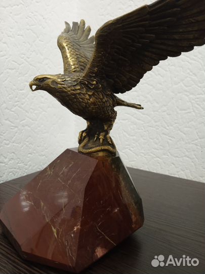 Бронзовый орел и змея на яшмовой подставке