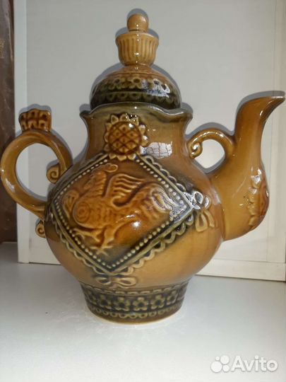 Глиняный кувшин и другая посуда