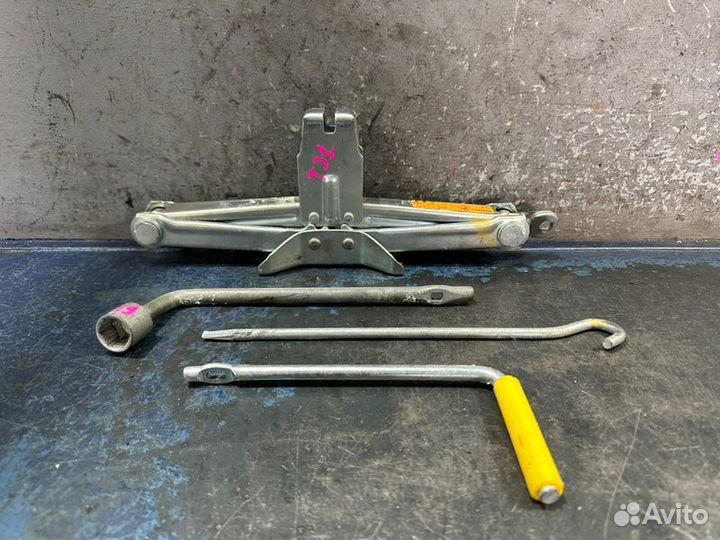 Домкрат Nissan X-Trail T31