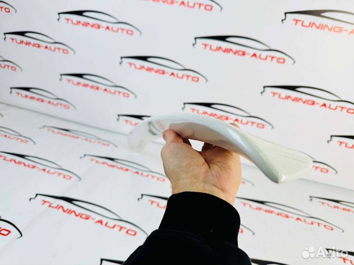 Спойлер на стекло Toyota Camry 70 TRD (белый) W042