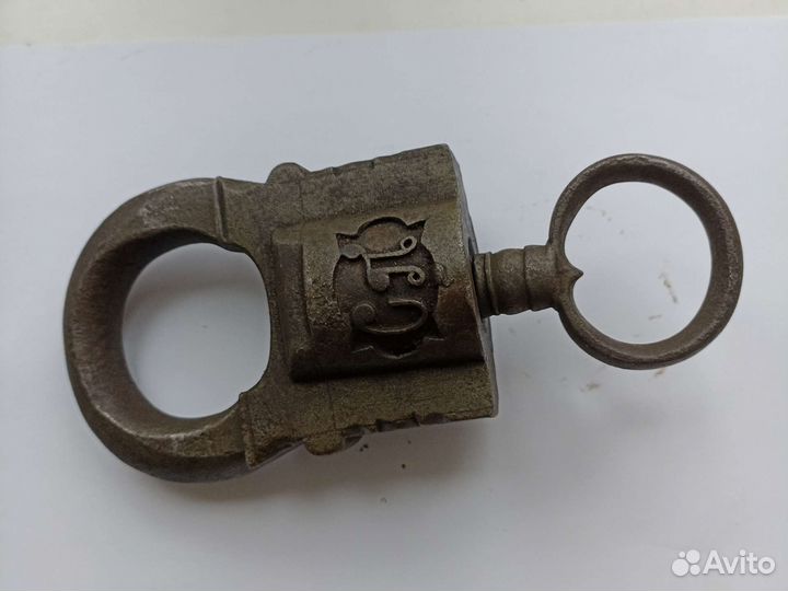 Навесной замок старинный и ключ