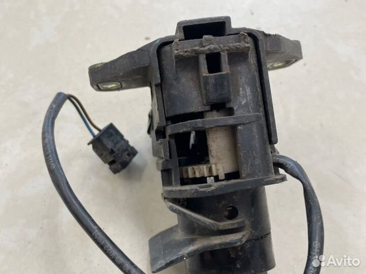 Замок багажника Mercedes Benz E-Class W124