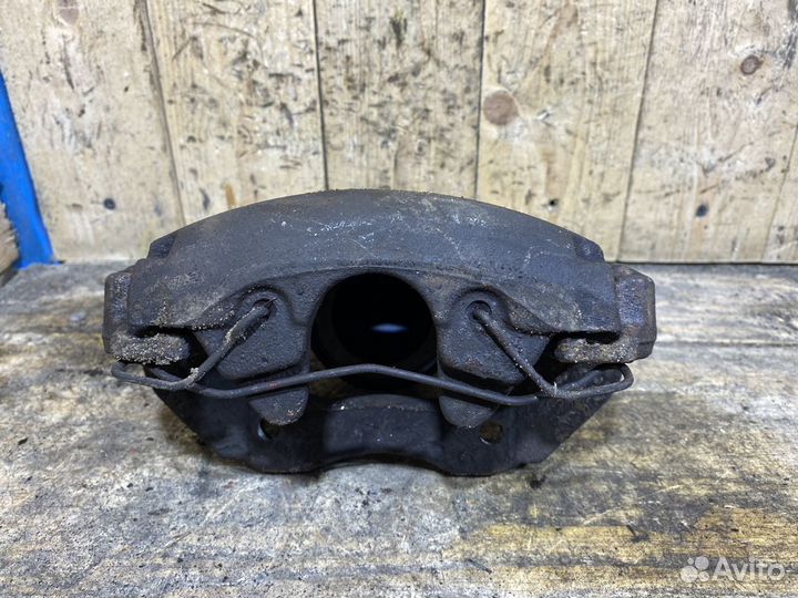 Суппорт передний левый Volvo S40, V50