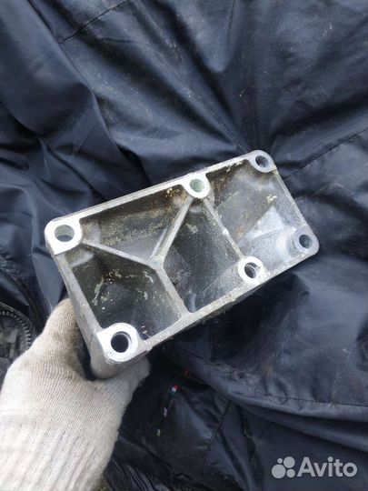 Кронштейн двигателя Lexus LS 460 1230238170