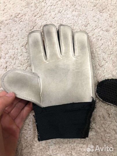 Вратарские перчатки