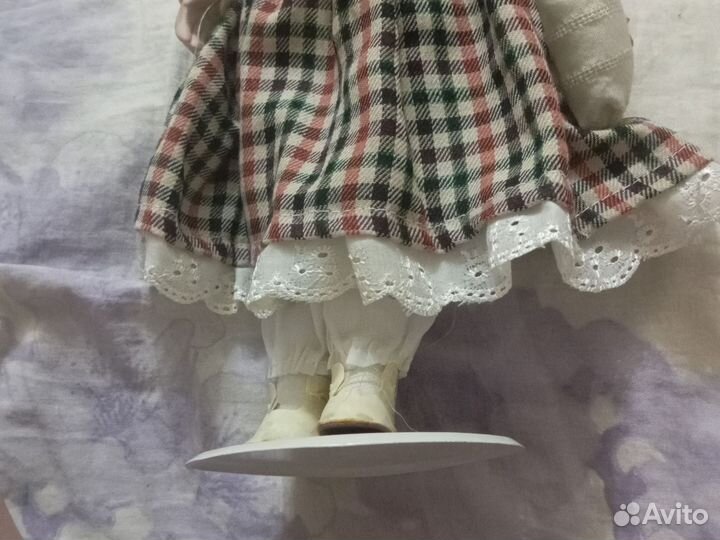 Кукла фарфоровая