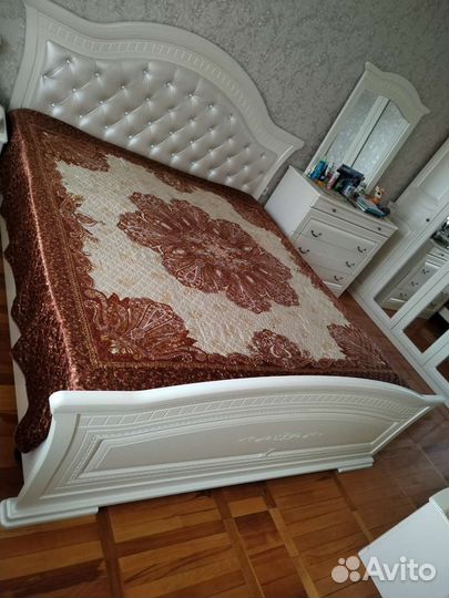 Спальный гарнитур бу белый