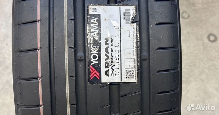 Yokohama Advan Sport V107C 275/35 R22 104Y