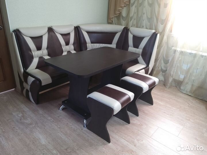 Кухонный уголок со столом и стульями