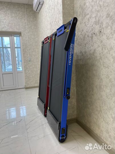 Затолкни за шкаф на колесах плоскую дорожку