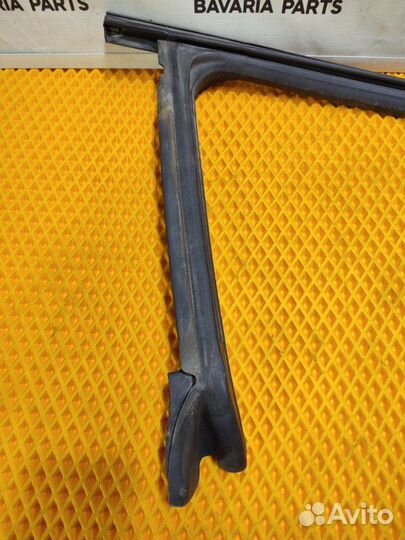 Уплотнитель стекла двери передний правый Mercedes