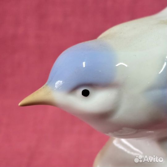 Фарфоровая статуэтка птички