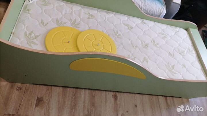 Детская кровать машинка