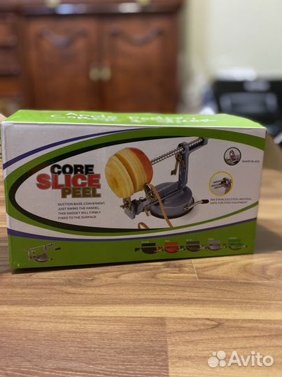 Механическая машинуа для очистки и нарезки яблок