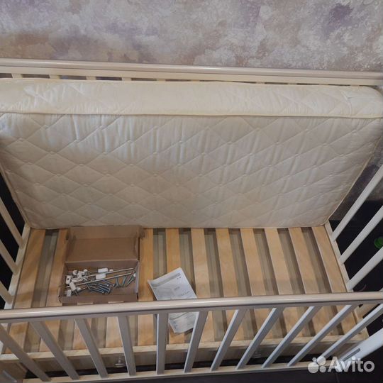 Детская кровать с маятником