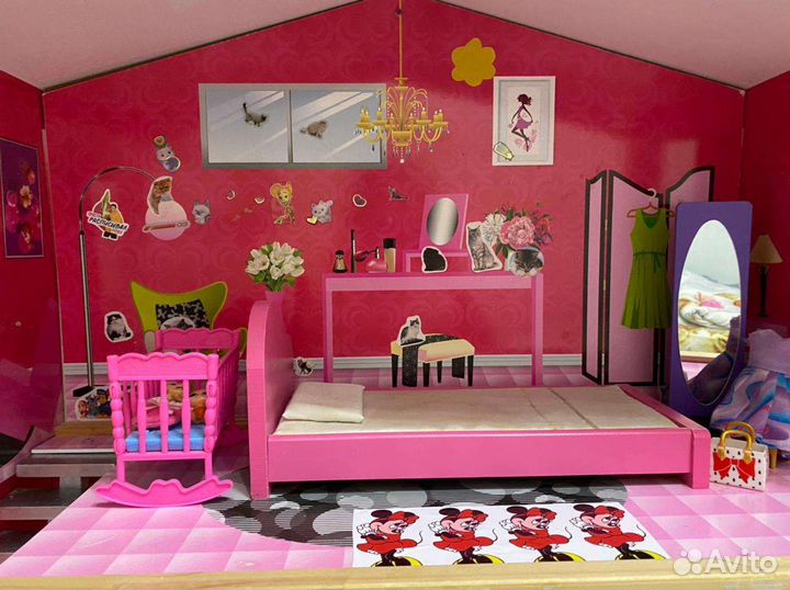 Кукольный домик с мебелью и куклами