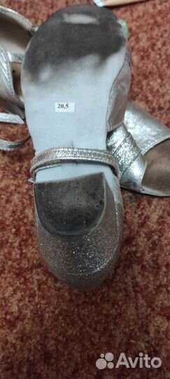 Очень много обуви для бальных танцев