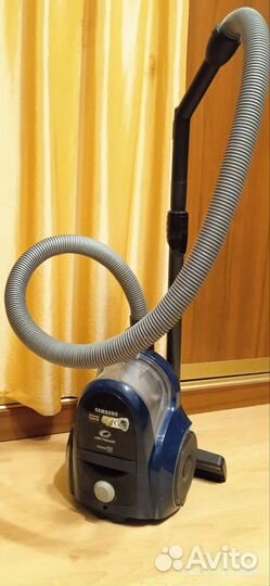 Пылесос Samsung безмешковый 1600w